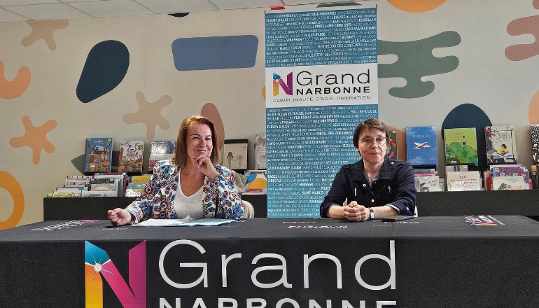 Emma Bellotti, vice-présidente du Grand Narbonne en charge de la politique et de l’action culturelles, et Christine Serre, directrice de la médiathèque © Le Grand Narbonne.