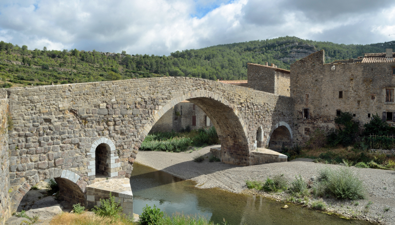 Photo : Le niveau de l’Orbieu, ici sous le pont vieux de Lagrasse, est au plus bas (illustration).