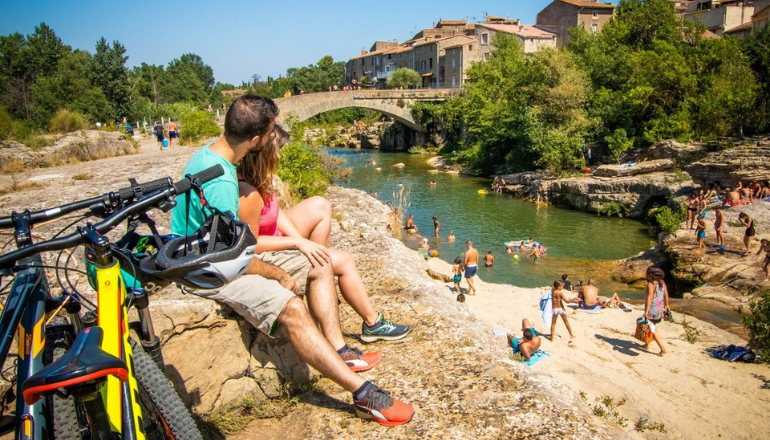 Photo : le plan d'eau des Fargues, dans le village de Ribaute © Céline Deschamps / Aude Tourisme.