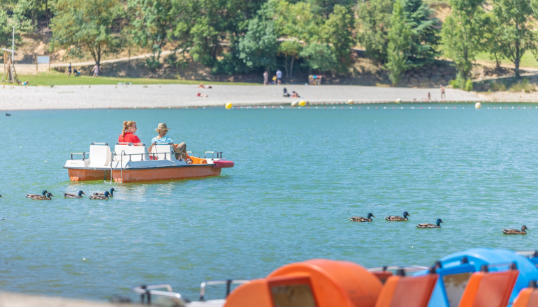 pédalo sur le lac de la Cavayère © Vincent Photographie / Office municipal de tourisme de Carcassonne.