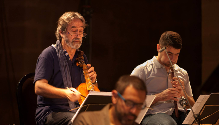 A gauche, le chef d'orchestre Jordi Savall © Hervé Pouyfourcat.