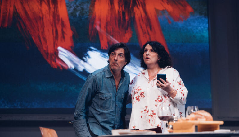 Jean-Marc (Yvan Attal) et Justine (Noémie Lvovsky), dans « Vidéo Club », de Sébastien Thiéry, au Théâtre Antoine, à Paris, en septembre 2023. LAURA GILLI