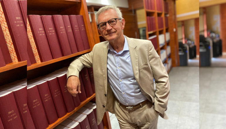 Photo : Philippe Martin dans son office notarial narbonnais fin août 2024 © Cyril Durand / L'Echo du Languedoc.