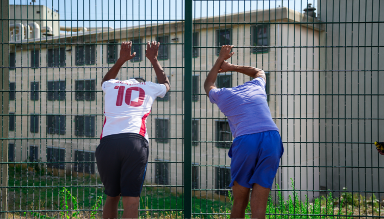 Deux détenus essoufflés après un 1 000 mètres à la prison de Villeneuve-lès-Maguelone, le 23 septembre 2024 © R. Dewalque / Hérault Tribune.