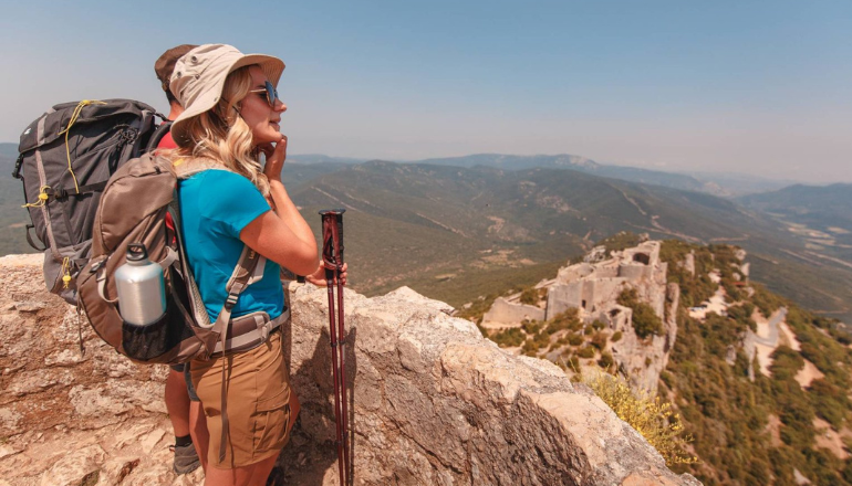 Photo : randonneurs au château de Peyrepertuse © Vincent Photographie-ADT de l'Aude.