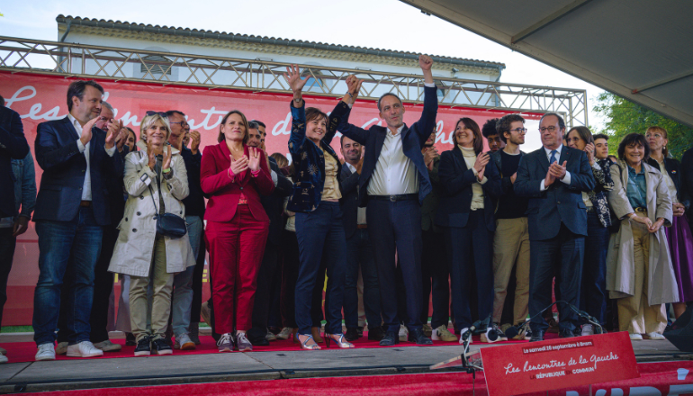 La présidente de Région, Carole Delga, Raphaël Glucksmann et l'ancien président François Hollande aux « Quatrièmes Rencontres de la Gauche », à Bram, dans l'Aude, samedi 28 septembre 2024 © Idriss Bigou-Gilles / AFP.