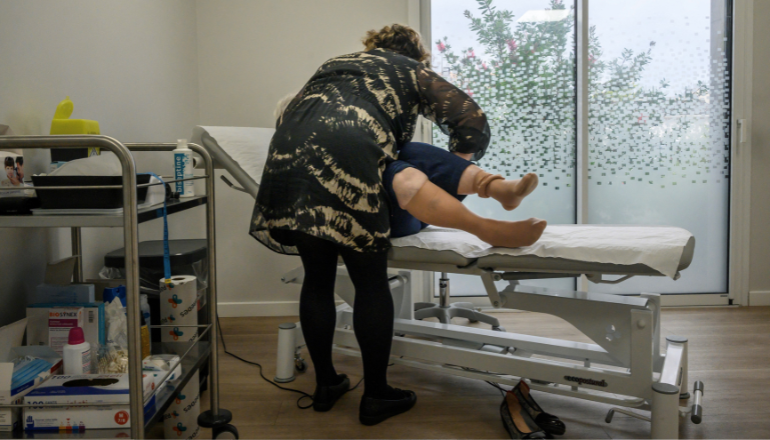 Le docteur Anne Mandonnaud prend soin de sa patiente Odette, lors d'un rendez-vous au centre médical Dalia de Carcassonne, le 15 octobre 2024 © Ed Jones / AFP.