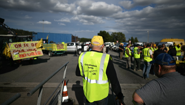 Des agriculteurs ont mis en place un barrage routier le long de l'autoroute A9 pour bloquer le fret entre l'Espagne et la France, le 19 novembre 2024 © Lionel Bonaventure / AFP.