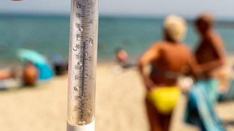 Plage-de-Canet-en-Roussillon-66-juillet-2024-©-Aline-Morcillo-Hans-Lucas-via-AFP-770x430